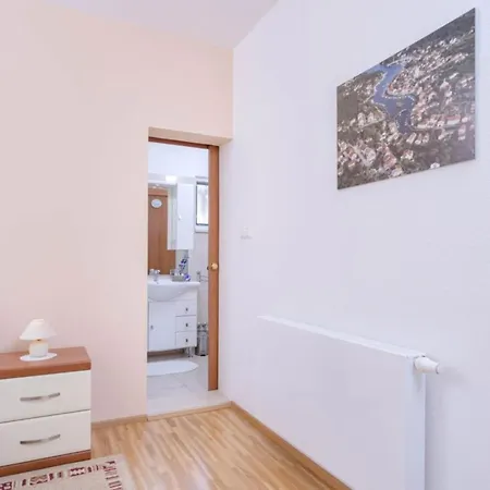 One Bedroom Luxury With Balcony And Sea View 1 아파트 브로보스카