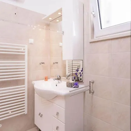 아파트 One Bedroom Luxury With Balcony And Sea View 1 브로보스카